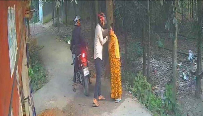 গৃহবধূর কানের দুল ছিনিয়ে নিলো ২ যুবক