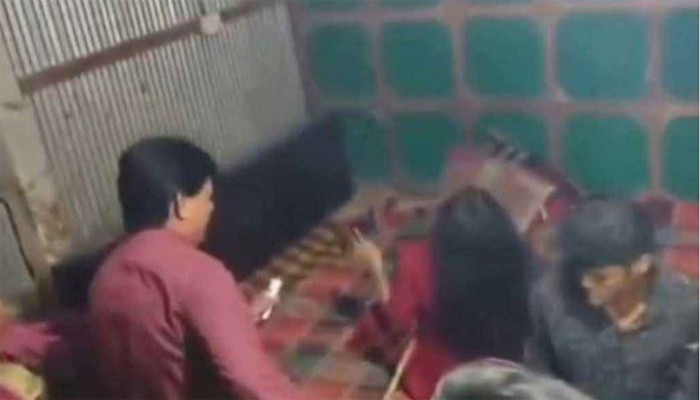 প্রবাসীর স্ত্রীকে মারধর, সালিশে অভিযুক্তের সঙ্গে বিয়ে দেন ইউপি সদস্য