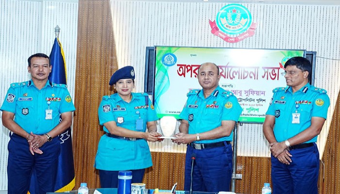 আরএমপিতে শ্রেষ্ঠ পারফরম্যান্সের জন্য ওসি মাসুমা মোস্তারীকে সম্মাননা স্মারক ও অর্থ পুরস্কার প্রদান আরএমপিতে শ্রেষ্ঠ পারফরম্যান্সের জন্য ওসি মাসুমা মোস্তারীকে সম্মাননা স্মারক ও অর্থ পুরস্কার প্রদান