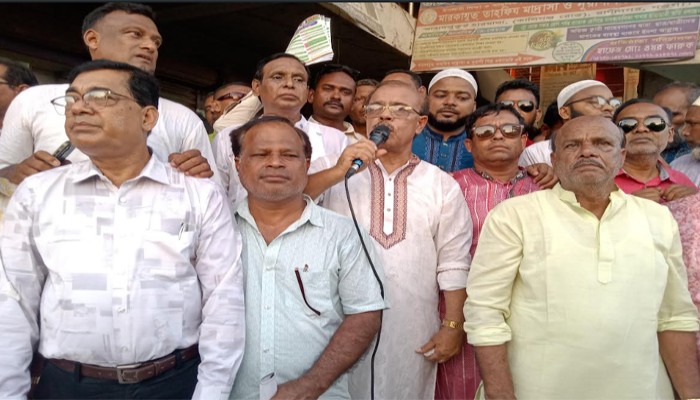 রাণীনগরে তারেক রহমানের ৩১ দফা বাস্তবায়নে লিফলেট বিতরণ করলেন এস এম রেজাউল ইসলাম রেজু রাণীনগরে তারেক রহমানের ৩১ দফা বাস্তবায়নে লিফলেট বিতরণ করলেন এস এম রেজাউল ইসলাম রেজু