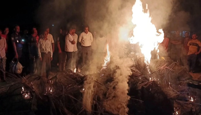 রাণীনগরে নিষিদ্ধ চায়না দুয়ারী জাল বিনষ্ট রাণীনগরে নিষিদ্ধ চায়না দুয়ারী জাল বিনষ্ট