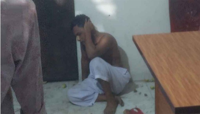মাদরাসার ভেতর ছাত্রকে ধর্ষণ, শিক্ষককে গণধোলাই দিয়ে পুলিশে দিল জনতা মাদরাসার ভেতর ছাত্রকে ধর্ষণ, শিক্ষককে গণধোলাই দিয়ে পুলিশে দিল জনতা