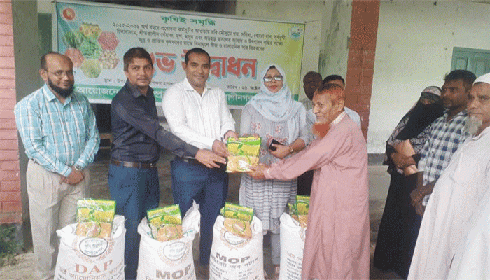 রাণীনগরে কৃষি প্রণোদনার সার বীজ বিতরণের উদ্বোধন রাণীনগরে কৃষি প্রণোদনার সার বীজ বিতরণের উদ্বোধন