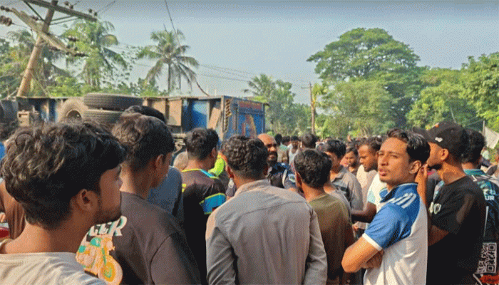 পাবনায় মালবাহী ট্রাকের চাপায় নিহত ৩ পাবনায় মালবাহী ট্রাকের চাপায় নিহত ৩