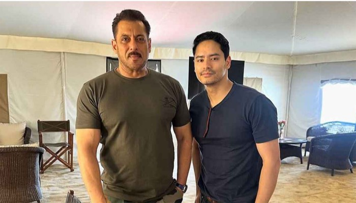 অচেনা মানুষের বাইকে সালমান খান, ঘটনা কী? অচেনা মানুষের বাইকে সালমান খান, ঘটনা কী?