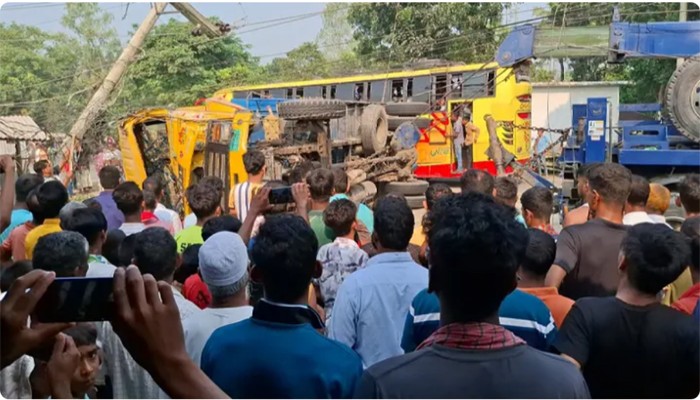 পাবনায় ট্রাকচাপায় স্কুল শিক্ষার্থীসহ নিহত ৩ পাবনায় ট্রাকচাপায় স্কুল শিক্ষার্থীসহ নিহত ৩