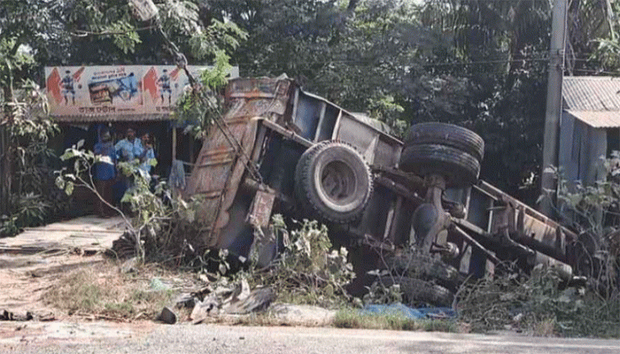 গোপালগঞ্জে দুই ট্রাকের সংঘর্ষে হেলপার নিহত গোপালগঞ্জে দুই ট্রাকের সংঘর্ষে হেলপার নিহত