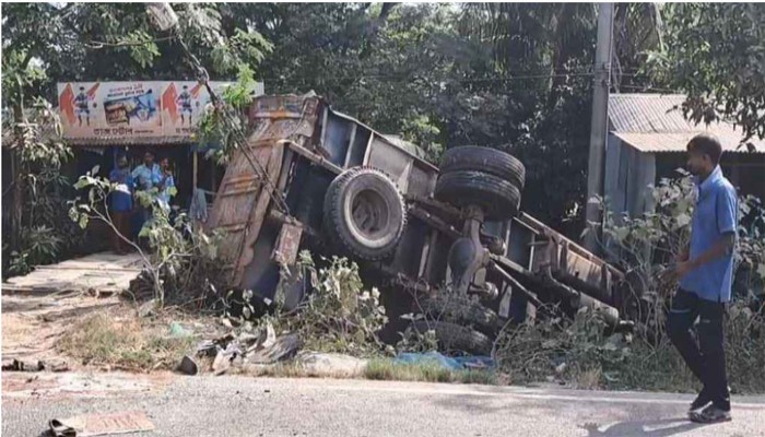দুই ট্রাকের সংঘর্ষে হেলপার নিহত, আহত ২ দুই ট্রাকের সংঘর্ষে হেলপার নিহত, আহত ২