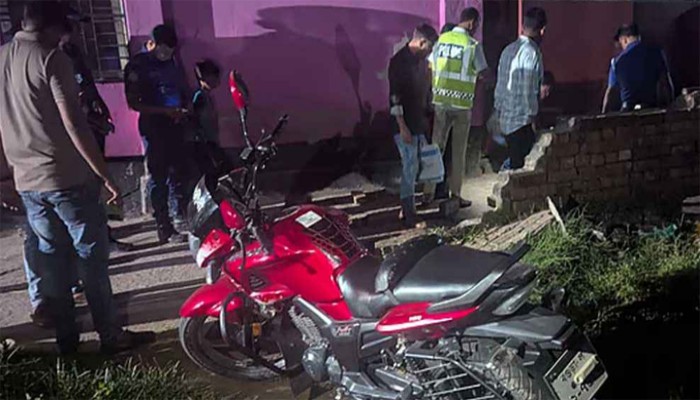 বগুড়ায় মোটরসাইকেলে এসে ব্যবসায়ীকে কুপিয়ে হত্যা বগুড়ায় মোটরসাইকেলে এসে ব্যবসায়ীকে কুপিয়ে হত্যা