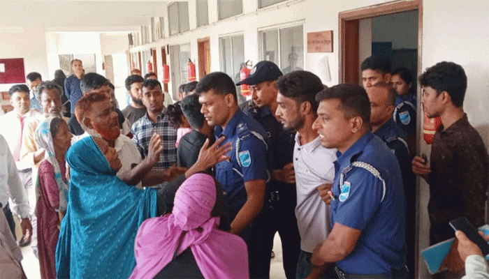 ফরিদপুরে শ্যালিকাকে গণধর্ষণ ও হত্যার দায়ে দুলাভাইসহ ৪জনের আমৃত্যু কারাদণ্ড ফরিদপুরে শ্যালিকাকে গণধর্ষণ ও হত্যার দায়ে দুলাভাইসহ ৪জনের আমৃত্যু কারাদণ্ড