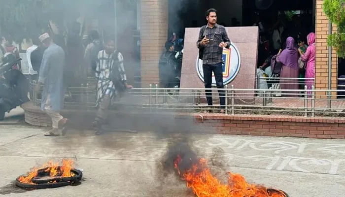 রাবির সুইমিংপুলে ছাত্রীর মৃত্যু: তদন্ত প্রতিবেদন না পেয়ে বিক্ষোভ রাবির সুইমিংপুলে ছাত্রীর মৃত্যু: তদন্ত প্রতিবেদন না পেয়ে বিক্ষোভ