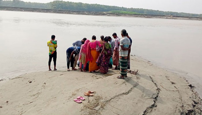 গোদাগাড়ীর পদ্মা পাড়ে গ্যাসের বুদবুদ, আগুন জ্বলছে বালুতে গোদাগাড়ীর পদ্মা পাড়ে গ্যাসের বুদবুদ, আগুন জ্বলছে বালুতে