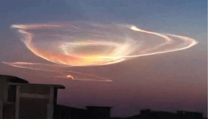 পাকিস্তানের আকাশে হঠাৎ অদ্ভুত মেঘ, ঘটনা কী? পাকিস্তানের আকাশে হঠাৎ অদ্ভুত মেঘ, ঘটনা কী?