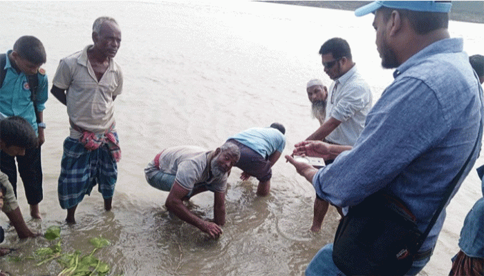 গোদাগাড়ীতে পদ্মা নদীর পাড়ে মিথেন গ্যাসের উপস্থিতি সনাক্ত