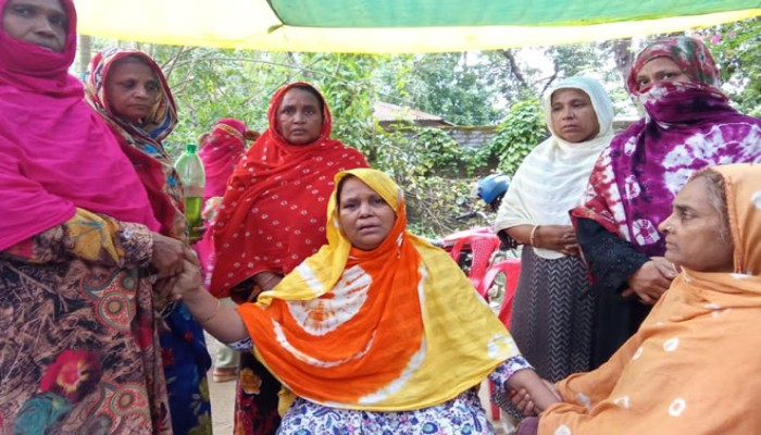 বাঘায় গৃহবধূ মুন্নির মৃত্যু: আত্মহত্যা নাকি পরিকল্পিত হত্যা? তদন্ত দাবি এলাকাবাসীর