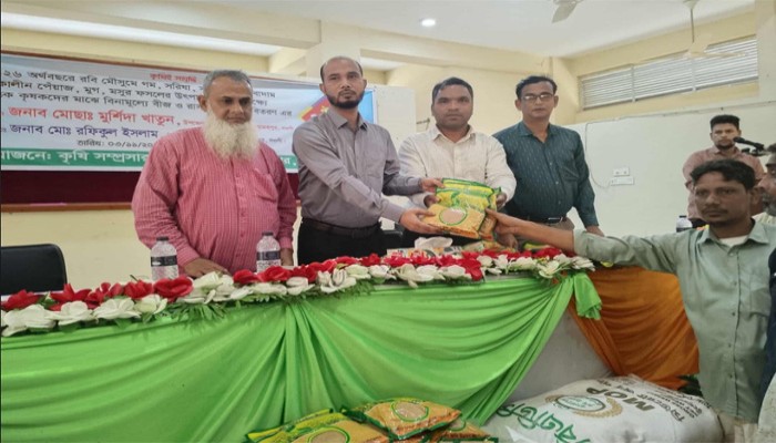 নিয়ামতপুরে বিনামূল্যে কৃষি প্রণোদনা বিতরণ