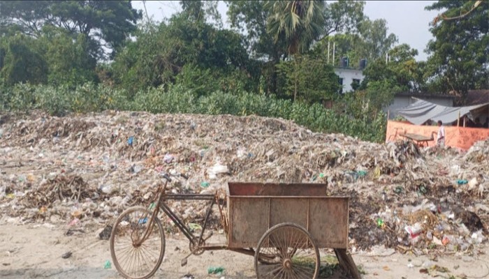 তানোরে পশুহাটে ময়লার ভাগাড় জনমনে ক্ষোভ