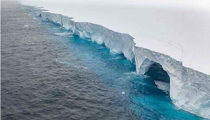 অ্যান্টার্কটিকায় ৬০ দিনে গলে গেল অর্ধেক বরফ, ভয়াবহ বিপর্যয়ের আশঙ্কা