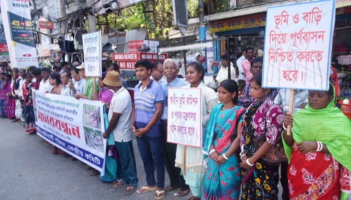রাজশাহীতে আদিবাসী পরিবারকে উচ্ছেদের প্রতিবাদে মানববন্ধন