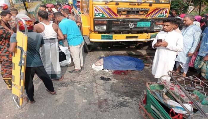 নোয়াখালীতে ট্রাক চাপায় নিহত ৬