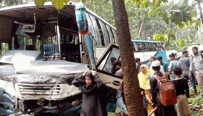 কক্সবাজারে বাস-মাইক্রোবাস সংঘর্ঘে একই পরিবারের ৫ জন নিহত