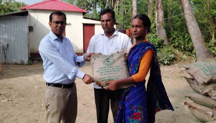 ​নিয়ামতপুরে বন্যায় ক্ষতিগ্রস্ত পরিবারের মাঝে শুকনা খাবার বিতরণ