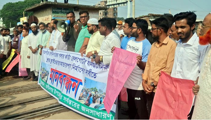 রাণীনগরে রেলগেটের যানজট নিরসনের দাবীতে আমজনতার মানববন্ধন