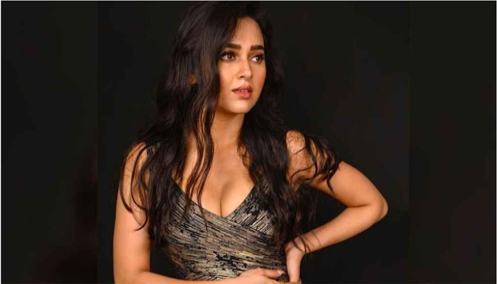 উদযাপনের মাঝেই হঠাৎ চলে গেলেন তেজস্বী, ঘটনা কী