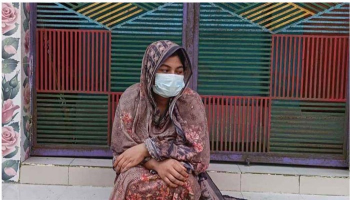 বিয়ের দাবিতে প্রেমিকের বাড়িতে তরুণীর অনশন