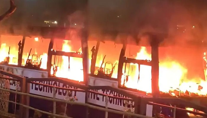 ঢাকার সাইন্সল্যাবে বিশ্ববিদ্যালয়ের বাসে আগুন, বিভিন্ন স্থানে ককটেল বিস্ফোরণ