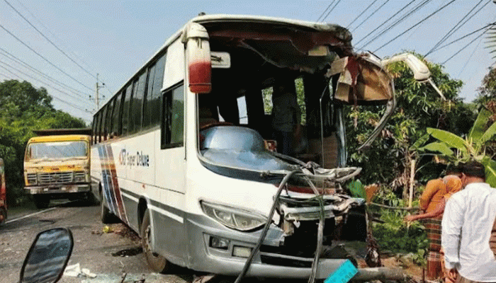 কালুখালীতে দুই বাসের মুখোমুখি সংঘর্ষে আহত অর্ধশতাধিক