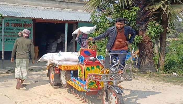 তানোরে চোরাপথে সার এনে বেশী দামে বিক্রির অভিযোগ