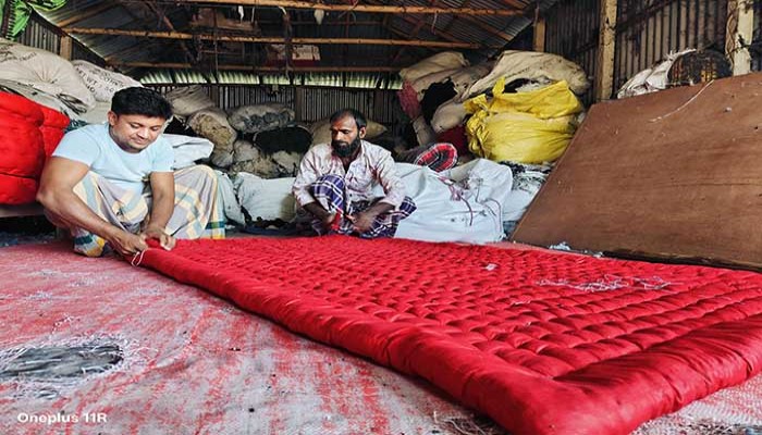 সিংড়ায় শীতের আগমনে  ভীড় বাড়ছে লেপ তোষকের দোকানে