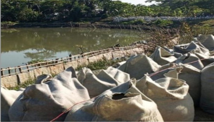 বন্যা নিয়ন্ত্রণ বাঁধ নির্মাণে ব্যাপক অনিয়মের অভিযোগ!