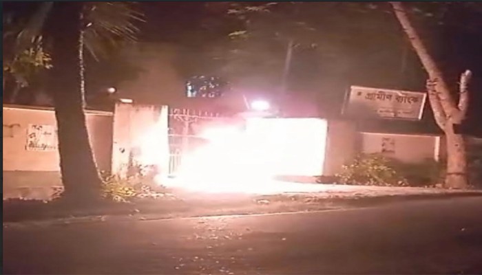 রাণীনগরে গ্রামীণ ব্যাংকের গেটের সামনে আগুন