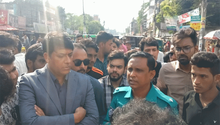 দুই রাবি শিক্ষার্থীর ওপর হামলার ঘটনায় ঢাকা-রাজশাহী মহাসড়ক অবরোধ