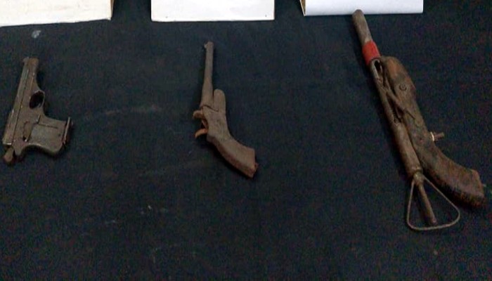 বাঘায় চরাঞ্চলে বিদেশি পিস্তল পাইপগান ও দেশীয় অস্ত্র উদ্ধার