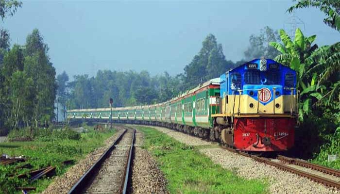 ​বিসিএস পরীক্ষা পেছানোর দাবিতে রেল অবরোধ উত্তর–দক্ষিণাঞ্চলের ট্রেন চলাচল ব্যাহত