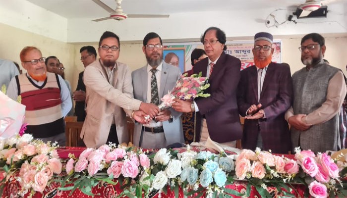 গুরুদাসপুরে কলেজের  বিভাগীয়  প্রধানকে বিদায় সংবর্ধনা