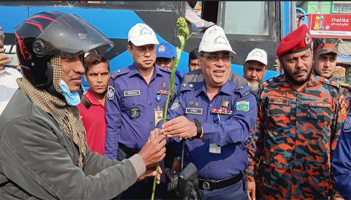 সিংড়ায় ট্রাফিক সপ্তাহে ফিটনেস মটর বাইকদের ফুল উপহার দিলেন এসপি তারিকুল