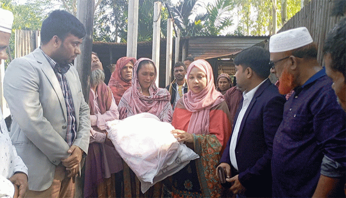 অগ্নিকান্ডে ক্ষতিগ্রস্ত পরিবারের পাশে দাঁড়ালেন ইউএনও