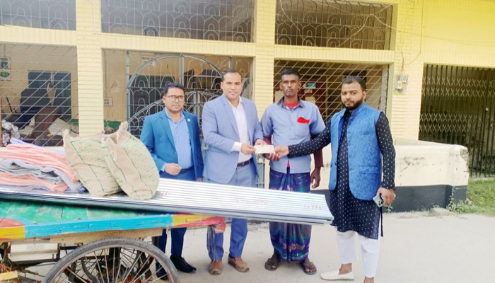 রাণীনগরে আগুনে বাড়ি পুড়ে যাওয়া পরিবারকে সহায়তা