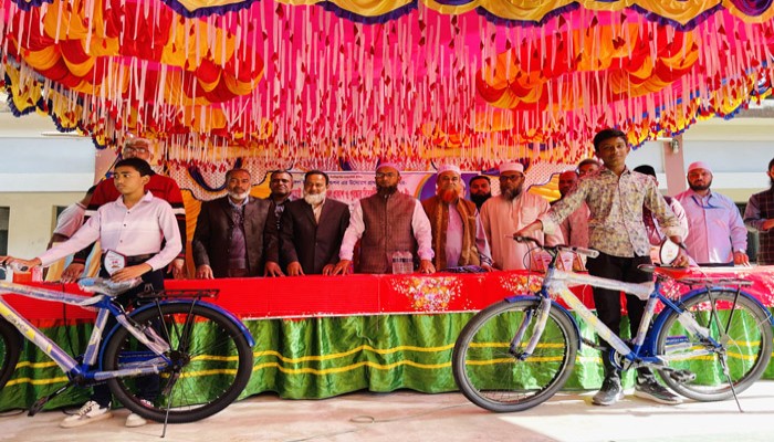 রাণীনগরে মেধা যাচাই পরীক্ষায় বাই সাইকেল উপহার পেলেন দুই শিক্ষার্থী