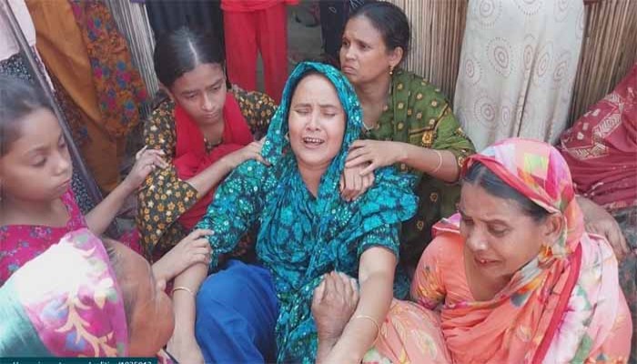 বাসচাপায় কলেজছাত্রী নিহত, মহাসড়ক অবরোধ