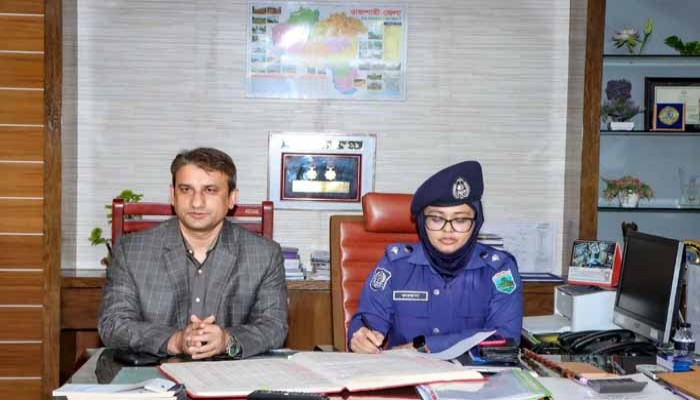 রাজশাহীর নবযোগদানকৃত পুলিশ সুপারের কাছে দায়িত্ব হস্তান্তর করলেন বিদায়ী এসপি ফারজানা ইসলাম