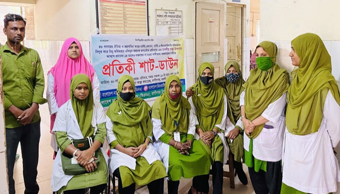 রাণীনগরে ৮দফা দাবিতে নার্সের প্রতিকী শাট-ডাউন, সেবা বঞ্চিত রোগীরা