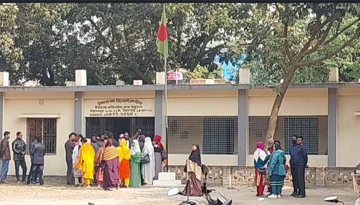 রাণীশংকৈলে প্রাথমিক বিদ্যালয়ের আটকে দিলেন অন্য বিদ্যালয়ের শিক্ষকরা