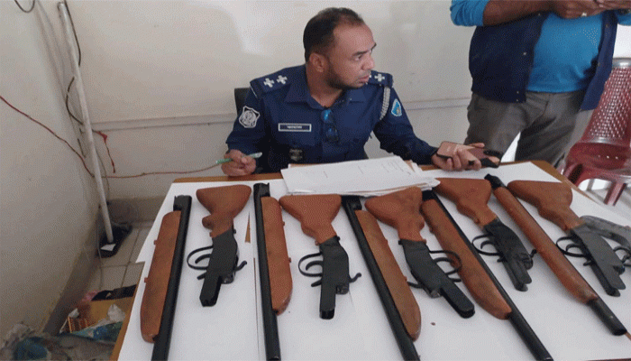 কবরে বস্তাবন্দি ব্যাগে মিলল একনলা বন্দুক-পাইপগান