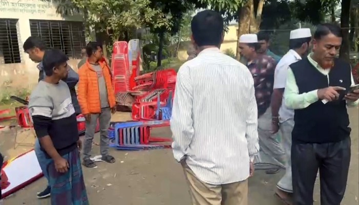 নোয়াখালীতে বরকত উল্লাহ বুলুর নির্বাচনী কমিটির সভায় হামলা-ভাংচুর