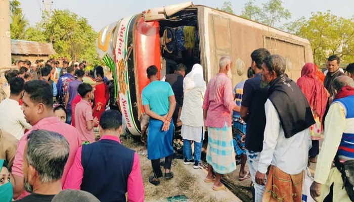 সাতক্ষীরায় বাস–ইজিবাইক সংঘর্ষে বাস সুপারভাইজারের মৃত্যু, আহত অন্তত সাত